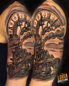 tatuaje_brazo_brazo_locomotora_tren_reloj_logia_barcelona_angel_de_mayo 